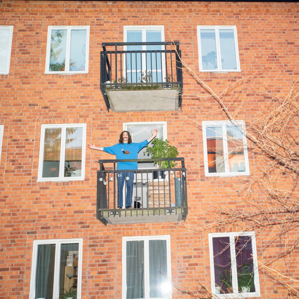 En man står på en balkong.
