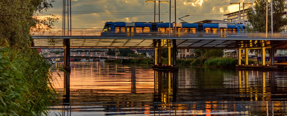 hammarby sjostad spårvagn stockholm skymning