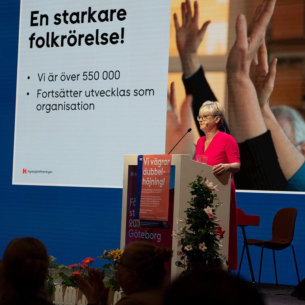 Marie Linder håller tal under Hyresgästföreningens förbundsstämma 2023