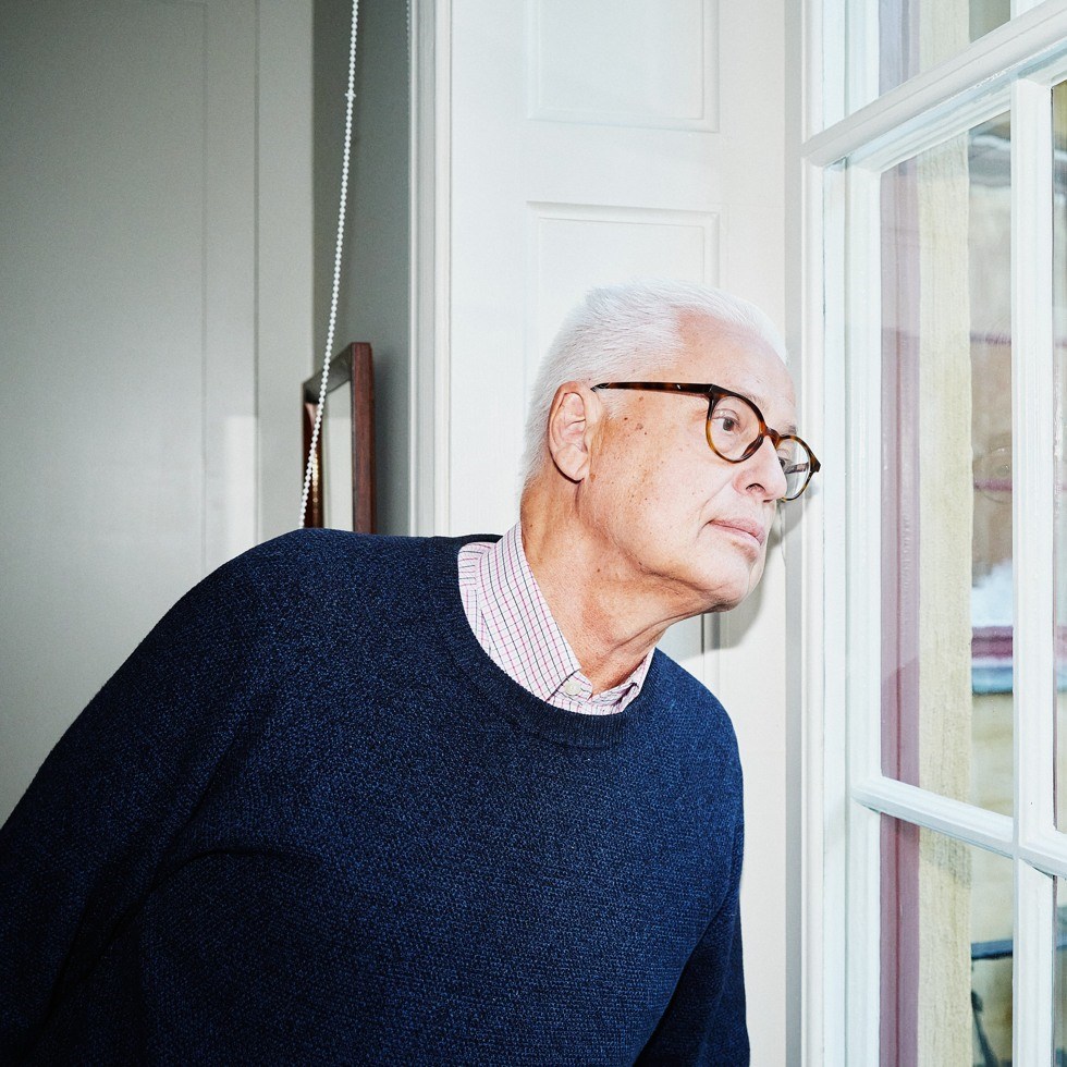 man tittar ut fönster kvadrat